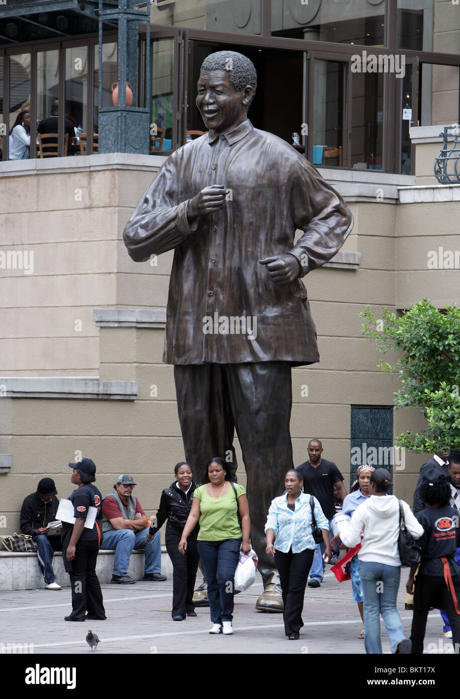 Statue von Nelson Mandela am Nelson Mandela Square in Sandton City