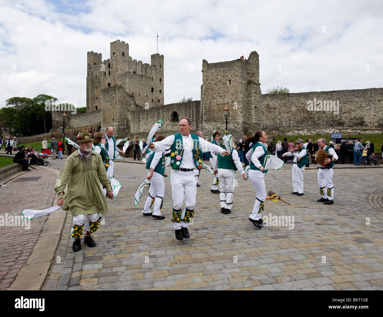 Morris tanzen in der Nähe von Rochester Castle auf dem fegt Festival in Rochester Kent Stockfoto