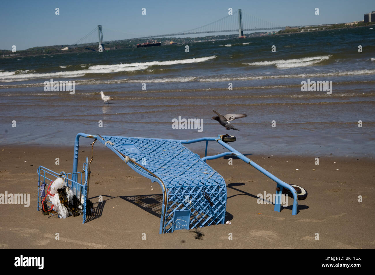 Ein verlassener Einkaufswagen begraben am Strand von Coney Island Creek in Brooklyn in New York Stockfoto