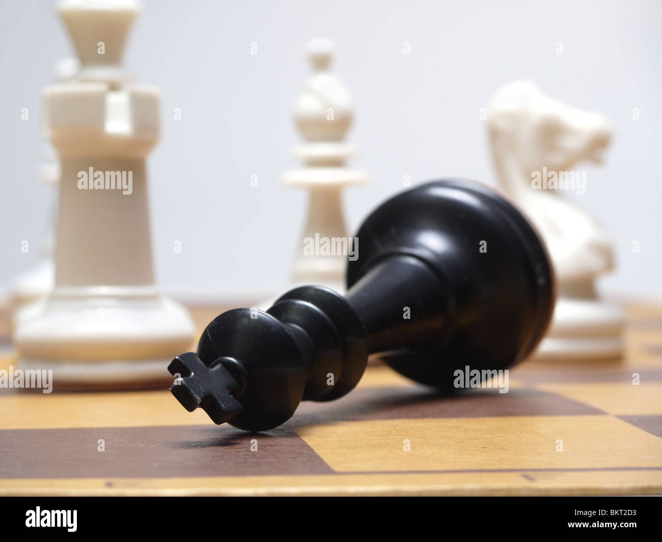 Schwarzer König am Schachbrett liegen, wie die weißen das Spiel zu gewinnen Stockfoto
