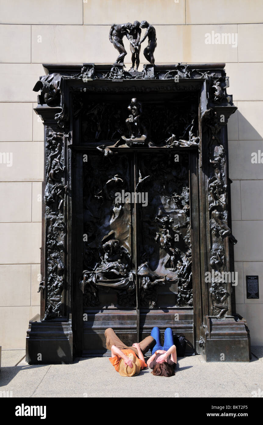 Zwei Studenten bewundern die Skulptur des Höllentors von Rodin, an der Stanford University, Kalifornien, USA. Stockfoto