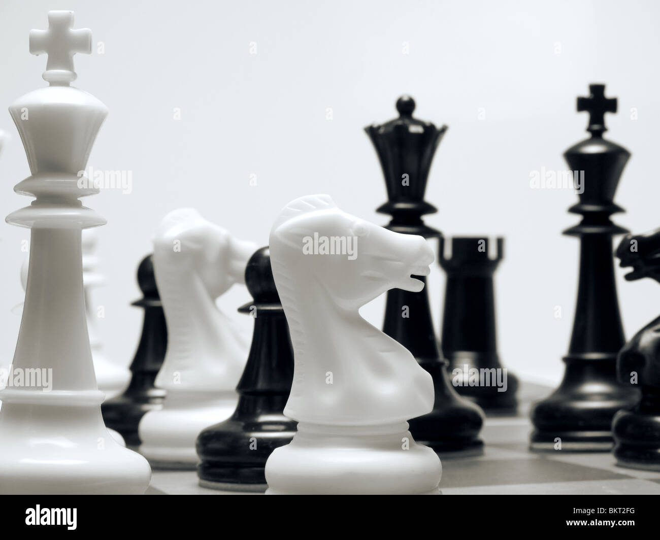 Nahaufnahme Bild von weißen und schwarzen Schachfiguren Stockfoto