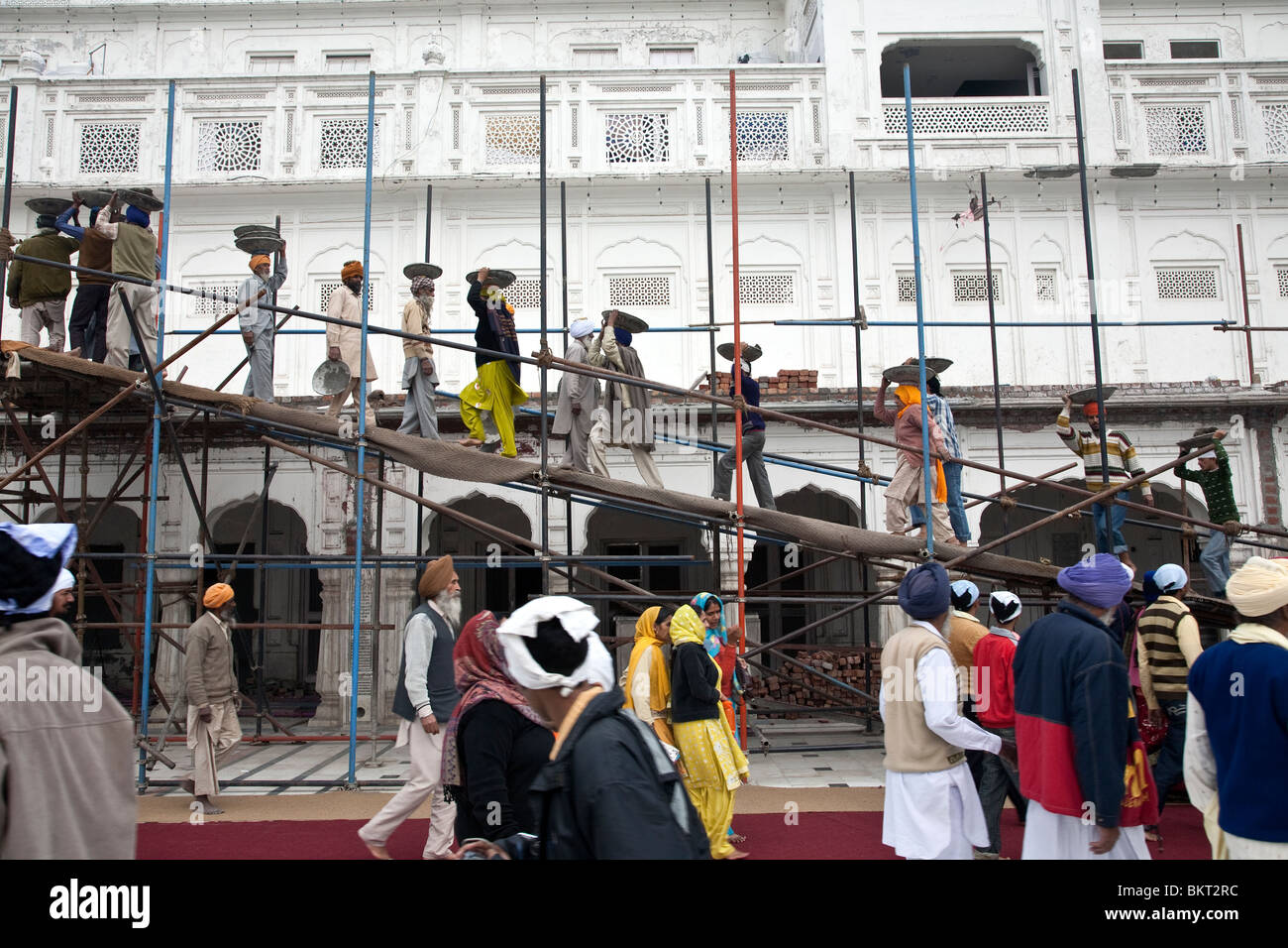 Indische Leute arbeiten. Golden Temple. Amritsar. Punjab. Indien Stockfoto