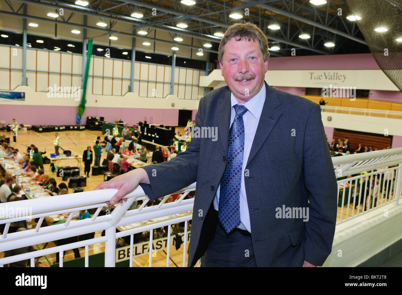 Sammy Wilson, MP für Osten Antrim und Minister für Finanzen im Nordirischen Versammlung bei der Zählung für die Wahl 2010 Stockfoto