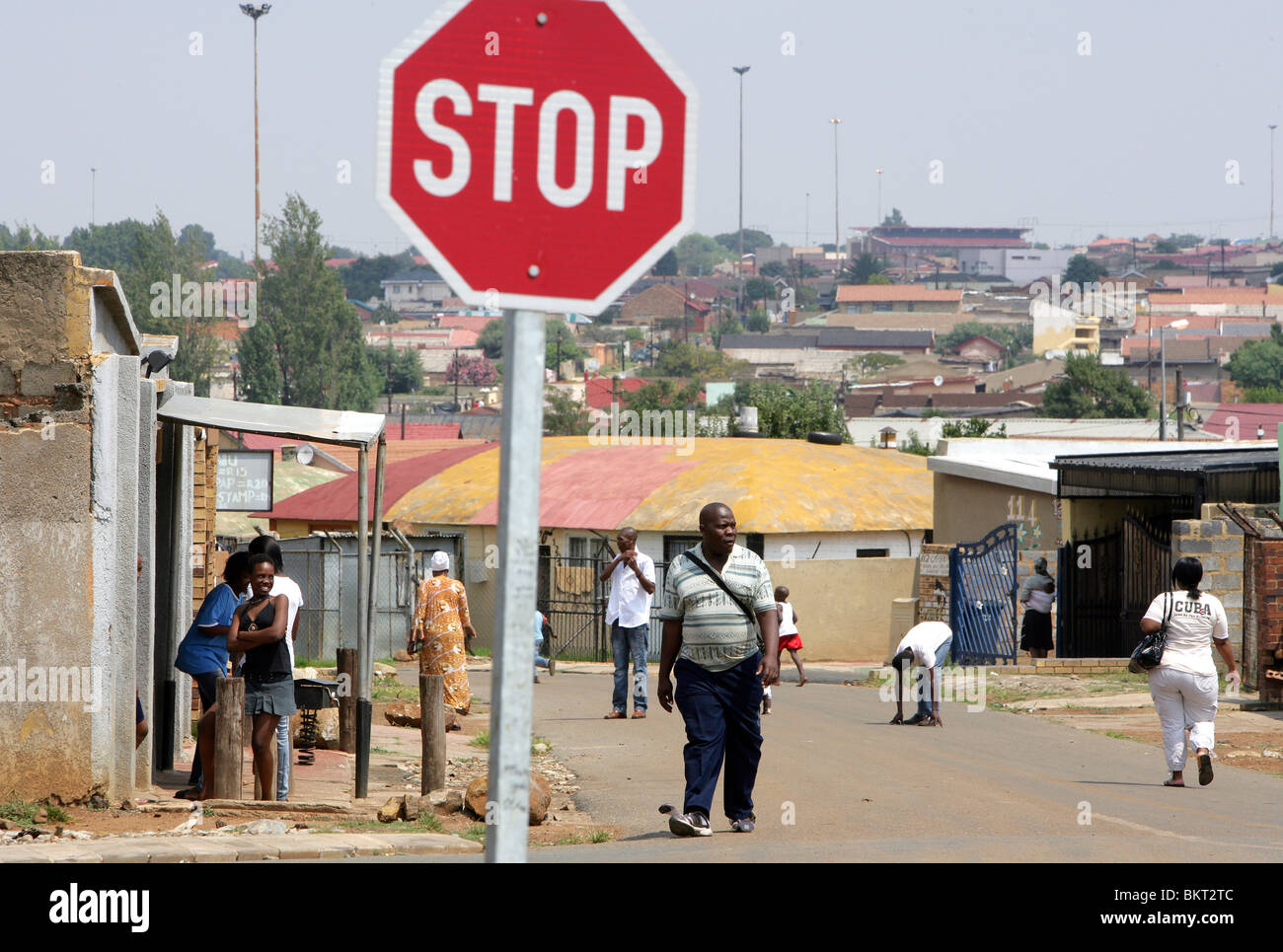 Straße im Township Soweto, Johannesburg, Südafrika Stockfoto