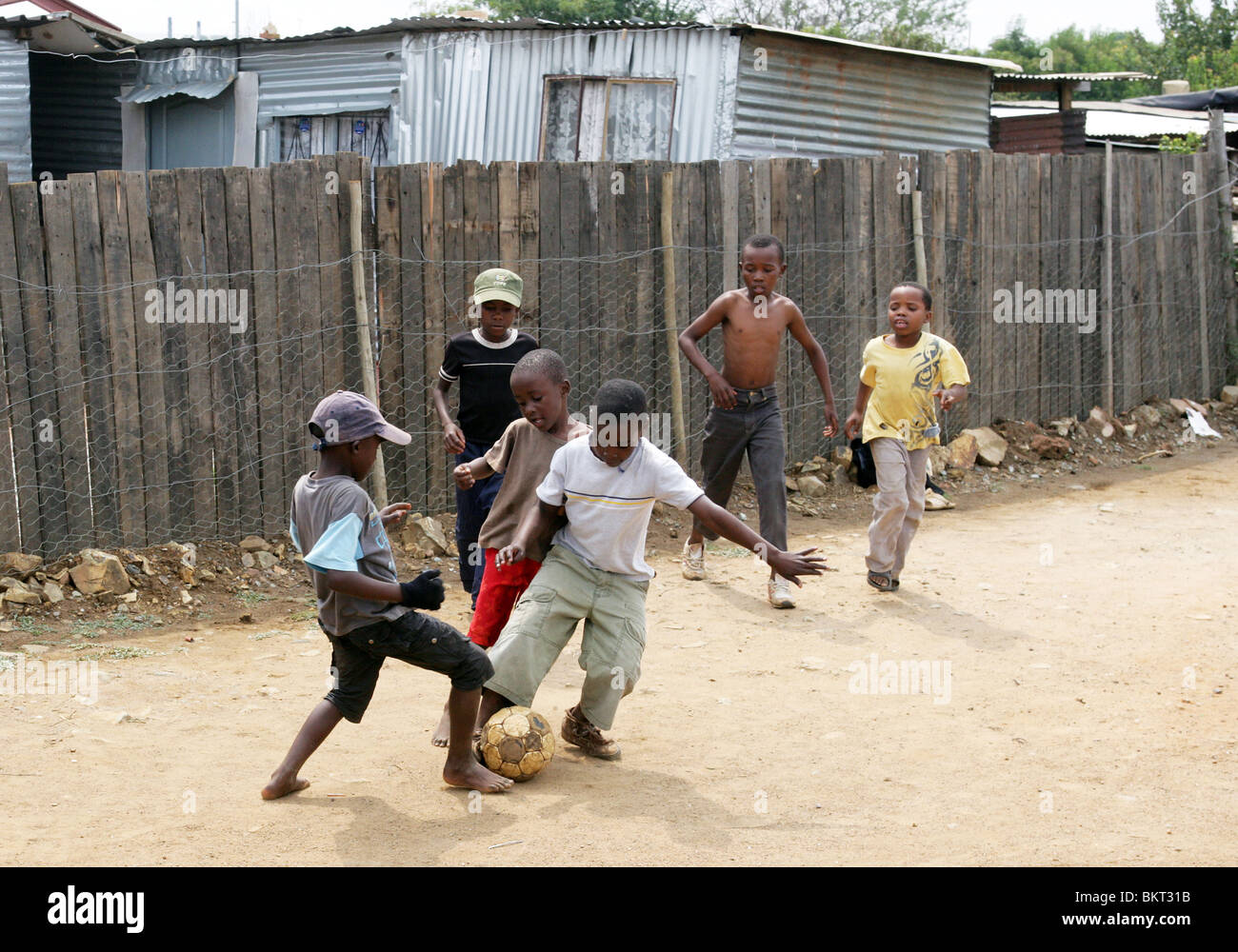 Kinder spielen Fußball, Township Soweto, Johannesburg, Südafrika Stockfoto