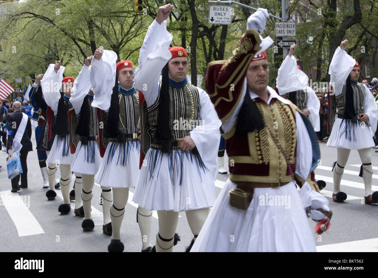 Griechische Soldaten marschieren in der griechischen Independence Day Parade in New York CIty entlang der 5th Avenue Stockfoto