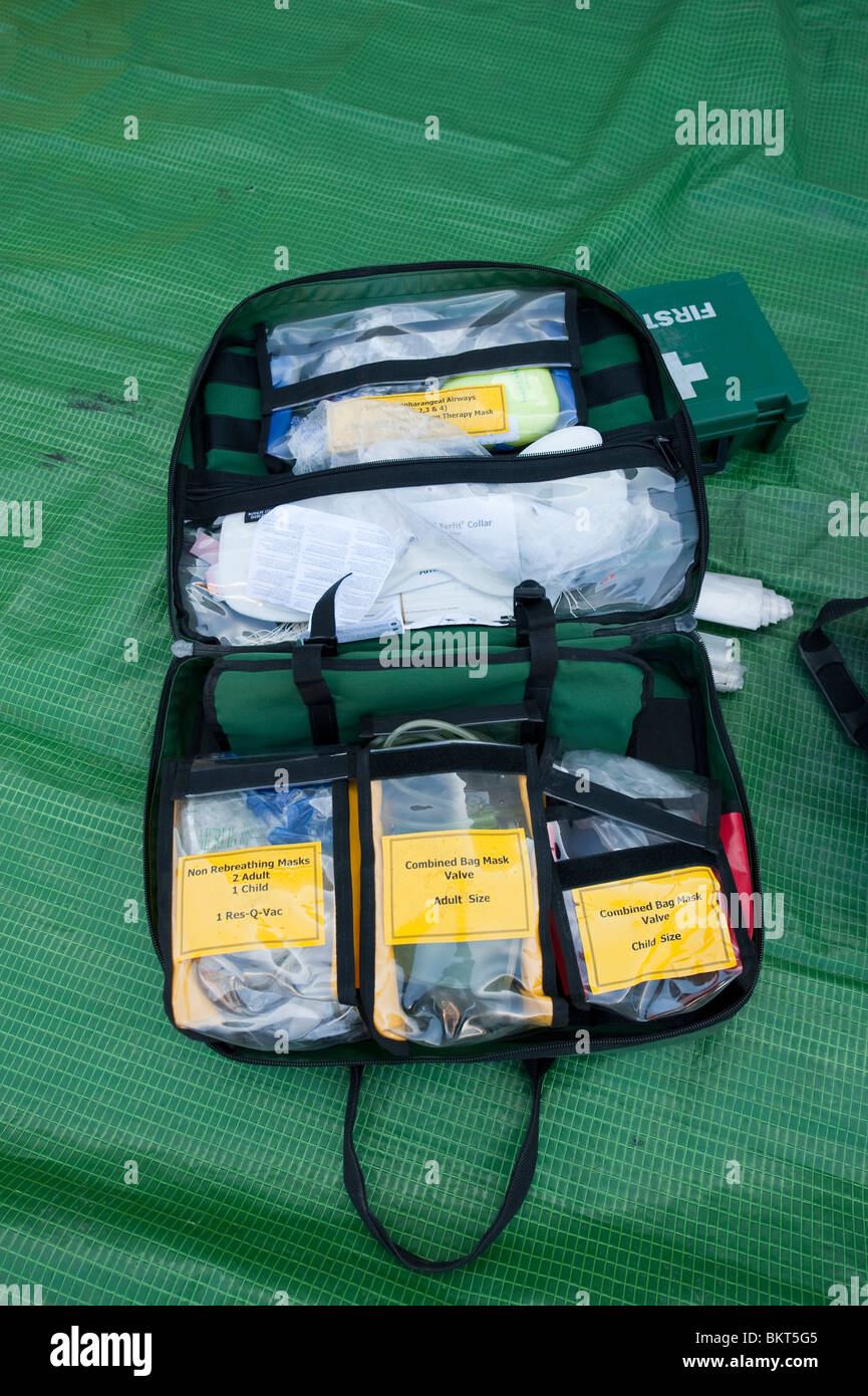 Sauerstoff-Wiederbelebung beleuchtet Rauchvergiftung nach Hausbrand Stockfoto