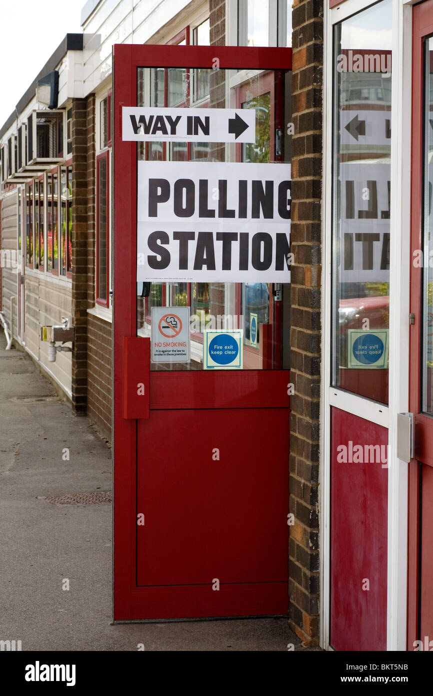 Zeichen auf dem Wahllokal am Wahltag in Großbritannien Stockfoto