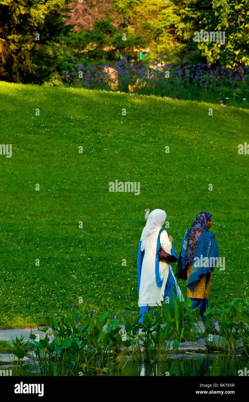 Kanadische muslimische Frauen zu Fuß im Zentrum De La Nature öffentlichen park Laval Montreal Stockfoto