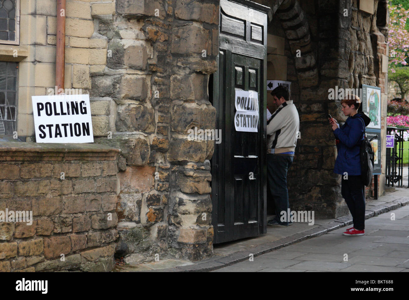 Wähler, die Schlange stehen am Wahllokal befindet sich im Torhaus am Nottingham Castle, Nottingham, England, U.K Stockfoto