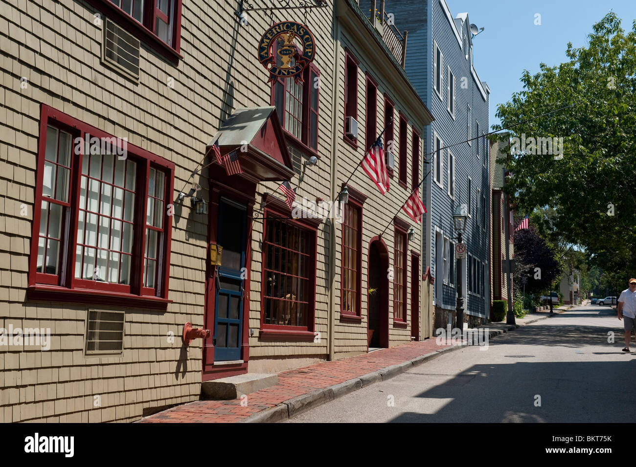 Newport Street Szene mit den Tradtional America Cup Inn auf Mary Street, Newport Rhode Island, USA Stockfoto