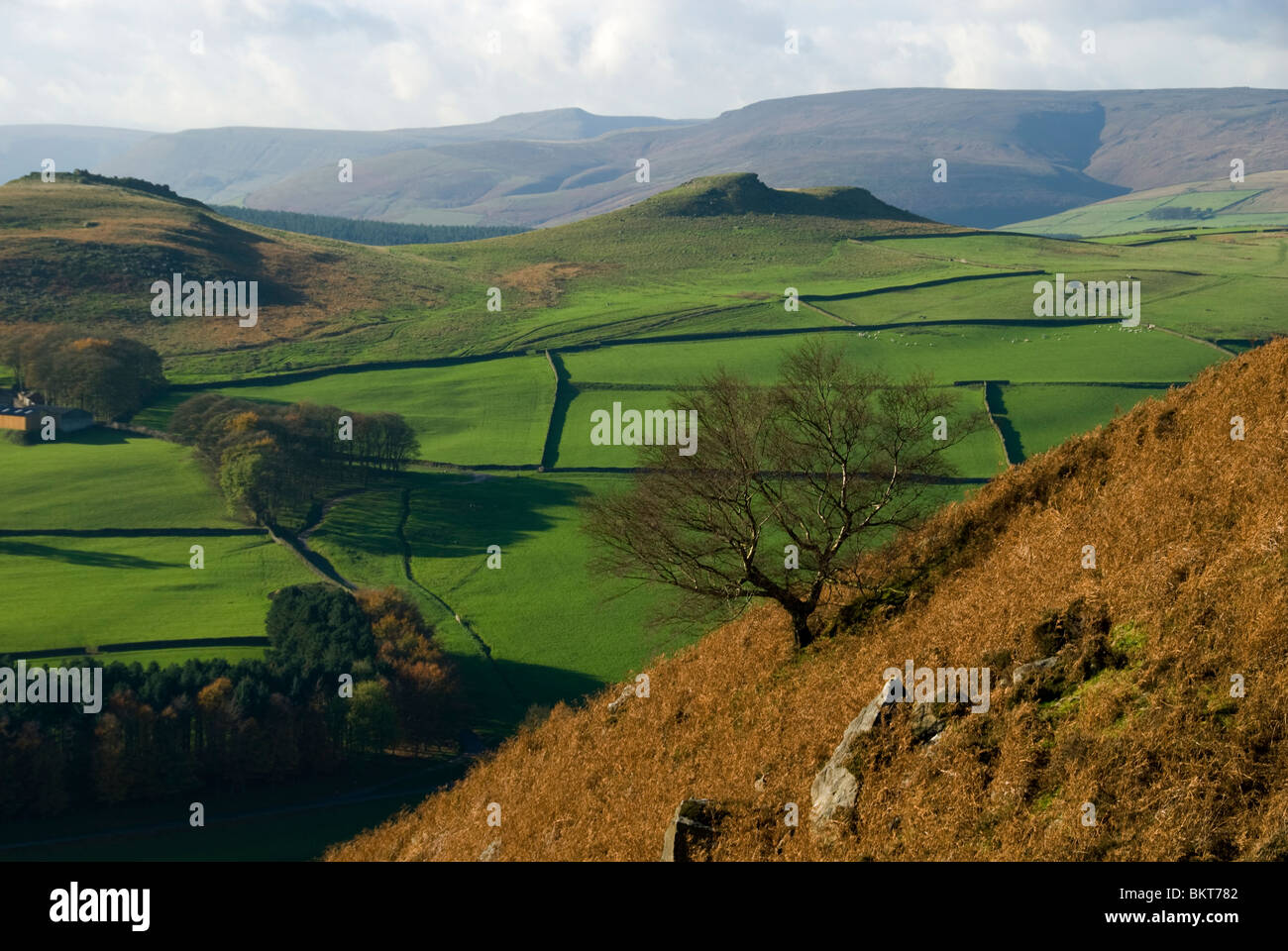 Die Kinder Scout Plateau von Derwent Kante oben Ladybower Vorratsbehälter, Peak District, Derbyshire, England, UK Stockfoto