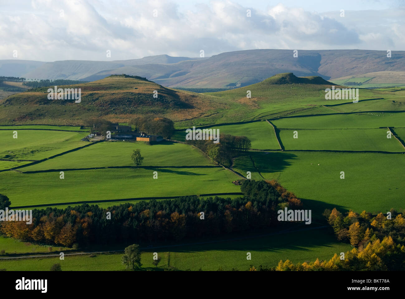Die Kinder Scout Plateau von Derwent Kante oben Ladybower Vorratsbehälter, Peak District, Derbyshire, England, UK Stockfoto