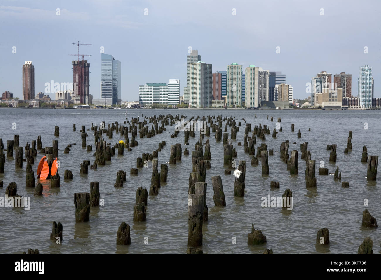 Mit Blick auf die Skyline von New Jersey am Westufer des Hudson River aus dem Chelsea-Viertel von Manhattan Stockfoto