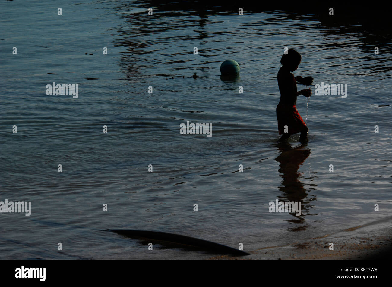 Sea Gypsy Jungs spielen im Meer, Chao Leh, Meer Zigeuner Dorf, Rawai Beach, Insel Phuket, thailand Stockfoto