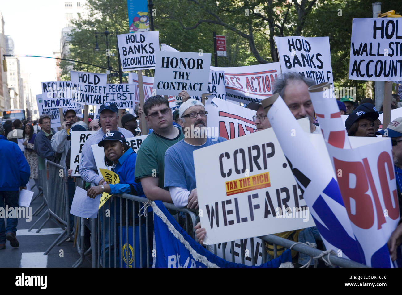 AFL-CIO und anderen Gewerkschaften Mitglieder März zur Wall Street fordern gute Jobs und die Banken & Wall Street ihren gerechten Anteil zahlen Stockfoto