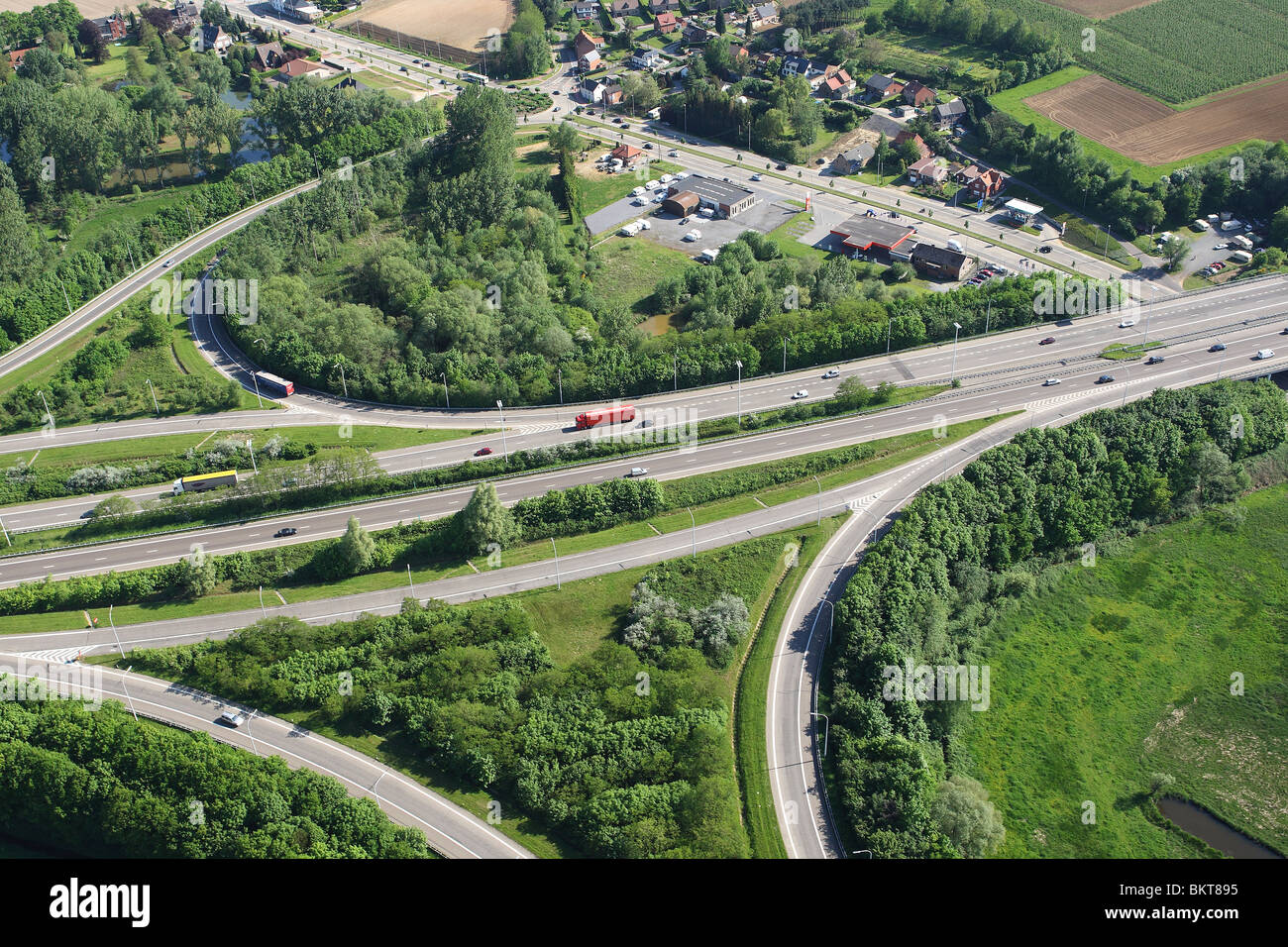 Verkehrsknotenpunkt, Einfahrt und Ausfahrt der Autobahn aus der Luft, Belgien Stockfoto