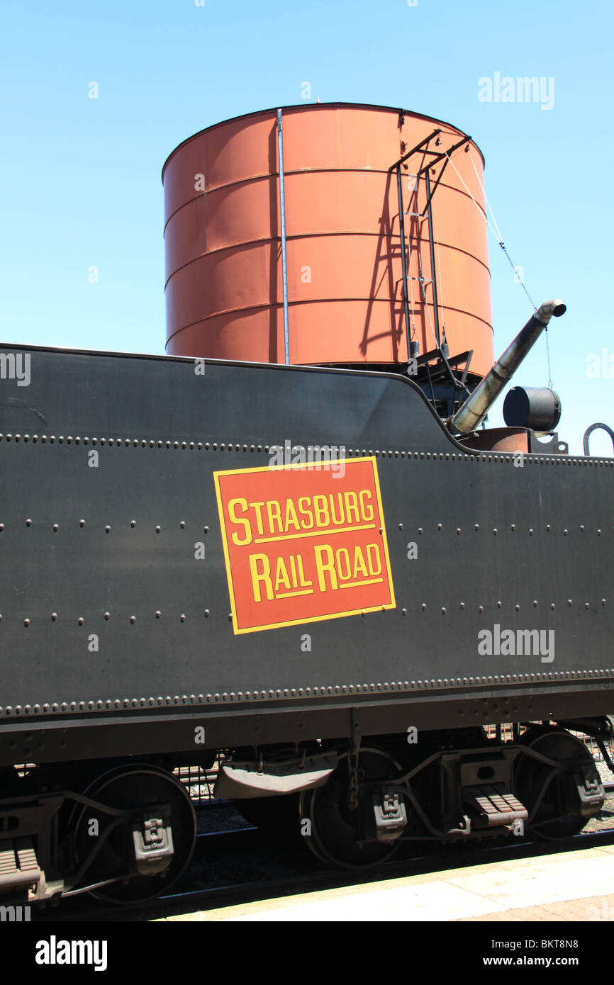 Strasburg Rail Road Company-Bummelzug geht durch den Bahnübergang in Strasburg Stockfoto