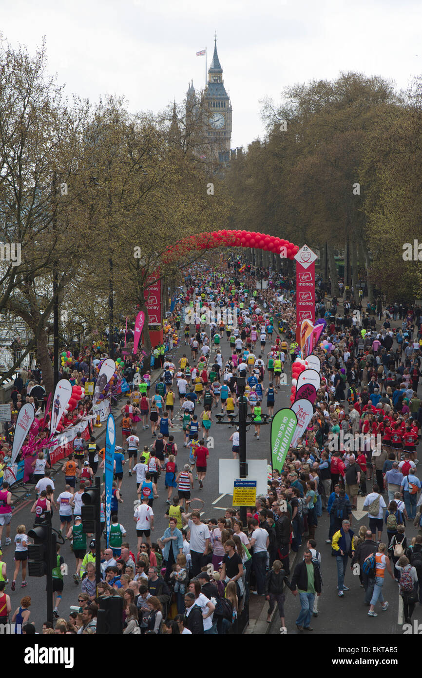 Virgin London-Marathon 2010 - Läufer gehen unter die 25 Meile am Ufer auf dem Weg zum Big Ben Stockfoto