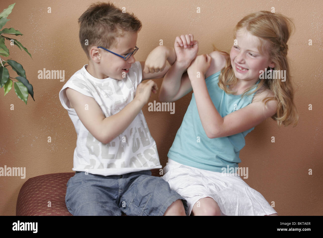 Kinder spielen Kampf Stockfoto