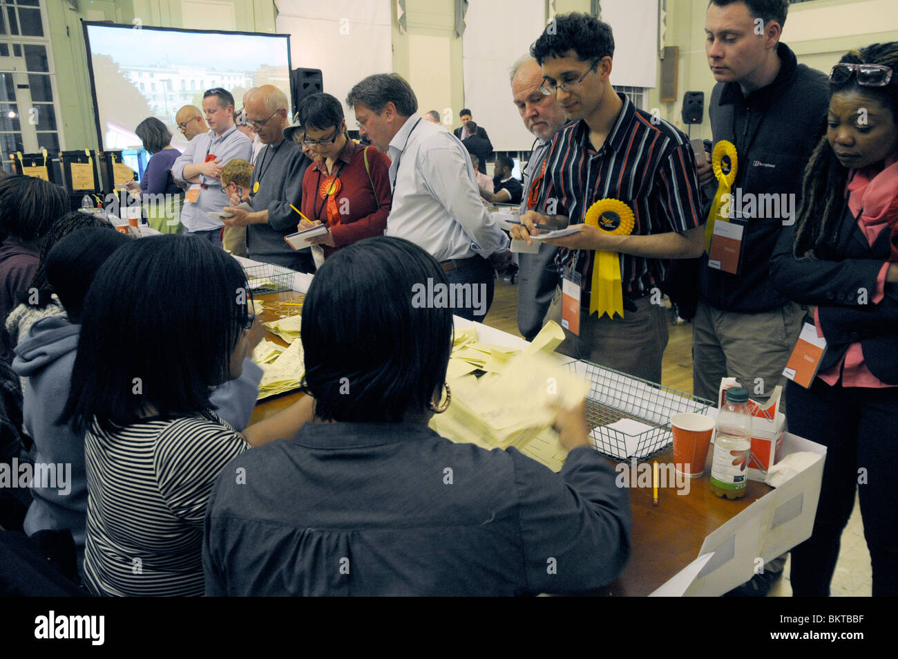 Britische Wahl 2010 Umfrage Überprüfung und zählen in Ost-London. Stockfoto