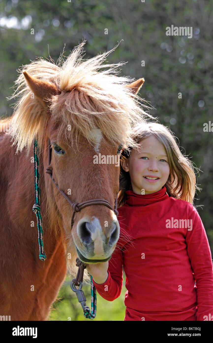 junges Mädchen mit einem pony Stockfoto