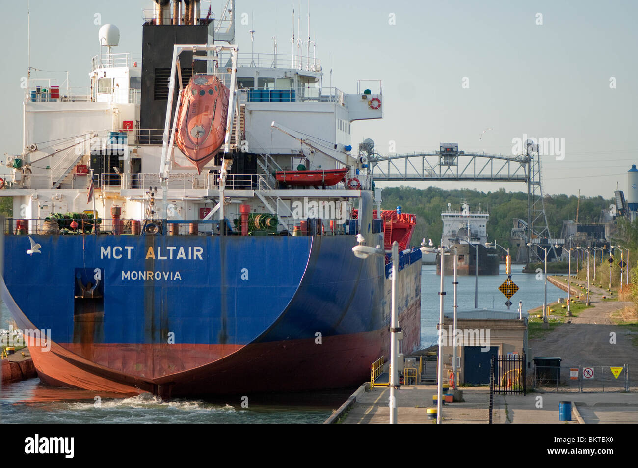 Schiffe "MCT Altair" und "Kanadische Unternehmen" Maneouver umeinander im Welland Kanal. Stockfoto