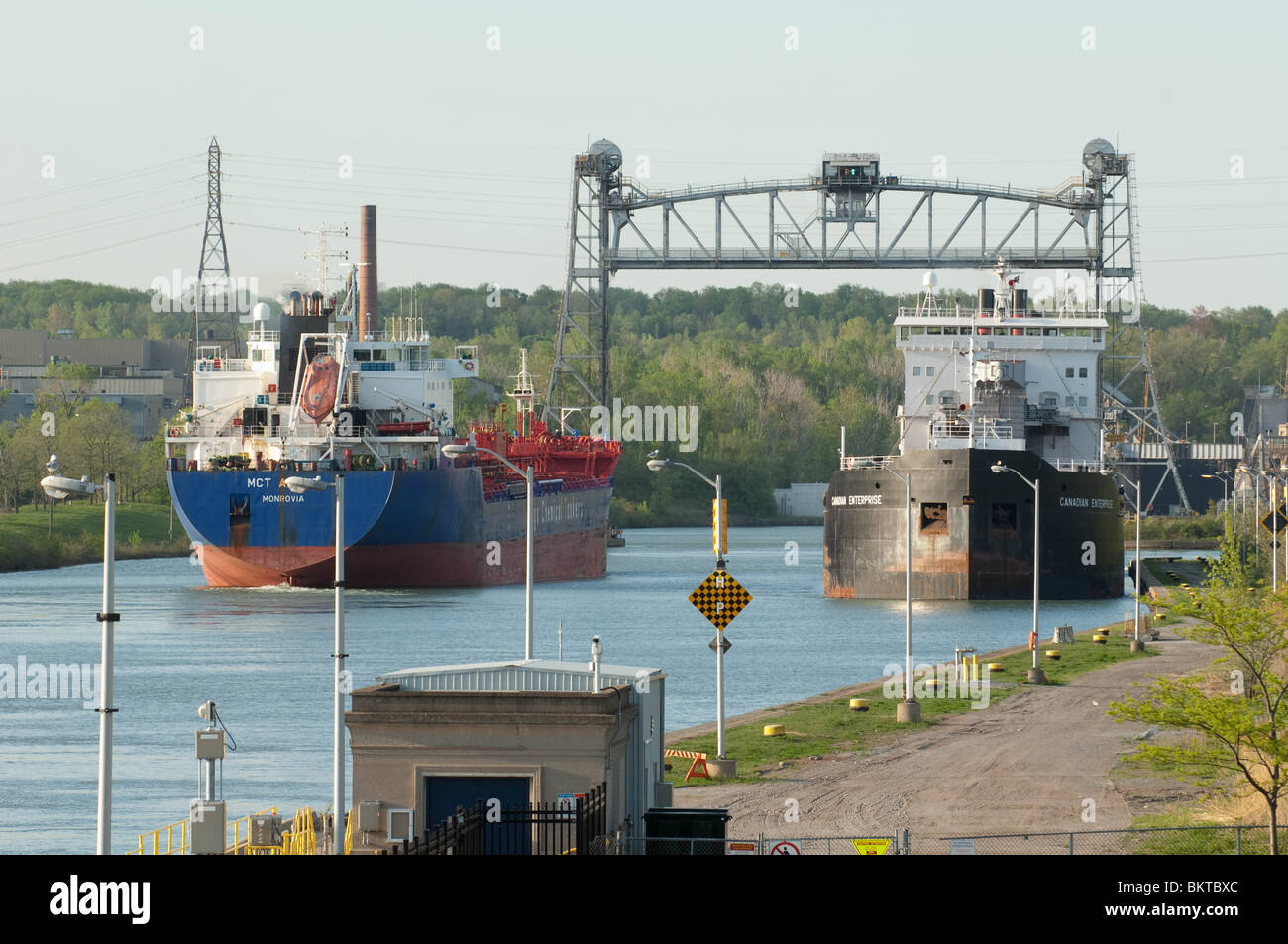 Schiffe "MCT Altair" und "Kanadische Unternehmen" Maneouver umeinander im Welland Kanal. Stockfoto