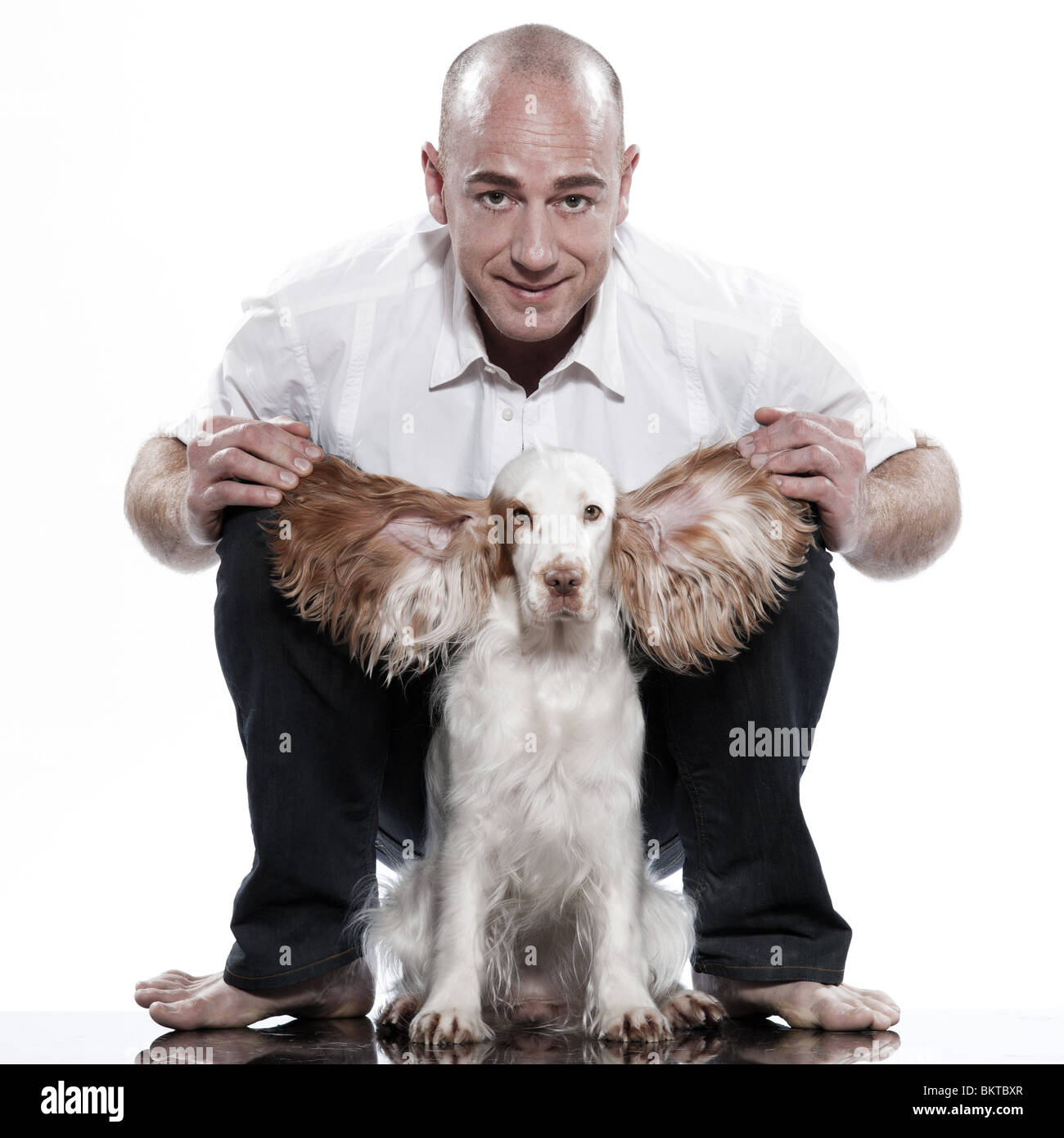 roter Englischer Cocker Spaniel und sein Meister auf weißen Studio-Hintergrund Stockfoto