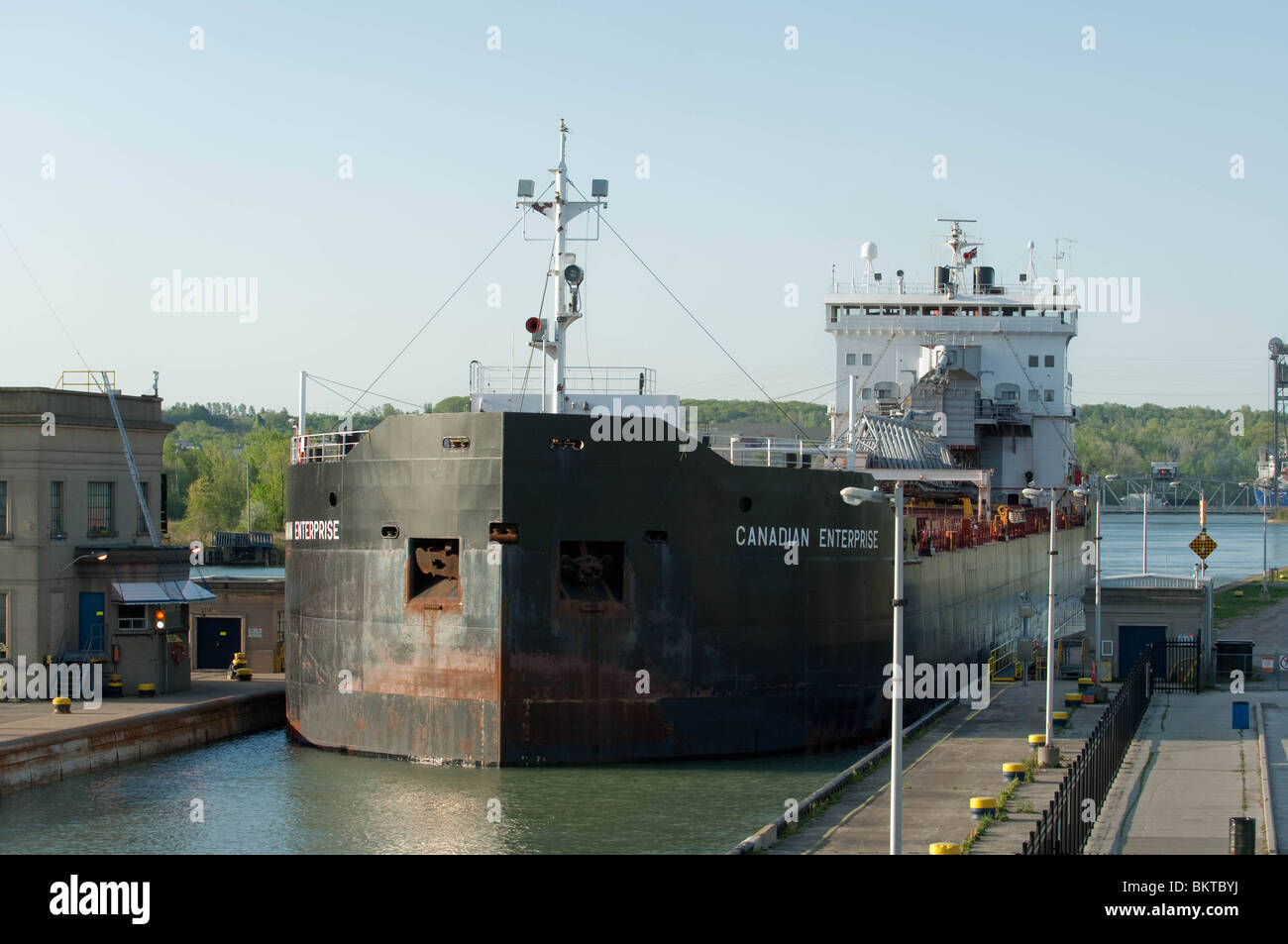 Great Lakes bulk Cargo Carrier Manöver um Lock 3 Welland Kanal eingeben. Stockfoto