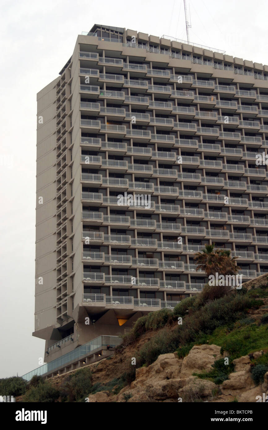 Israel, Tel Aviv. Das Hilton Hotel auf einer Klippe mit Blick auf die Promenade und den Strand Stockfoto