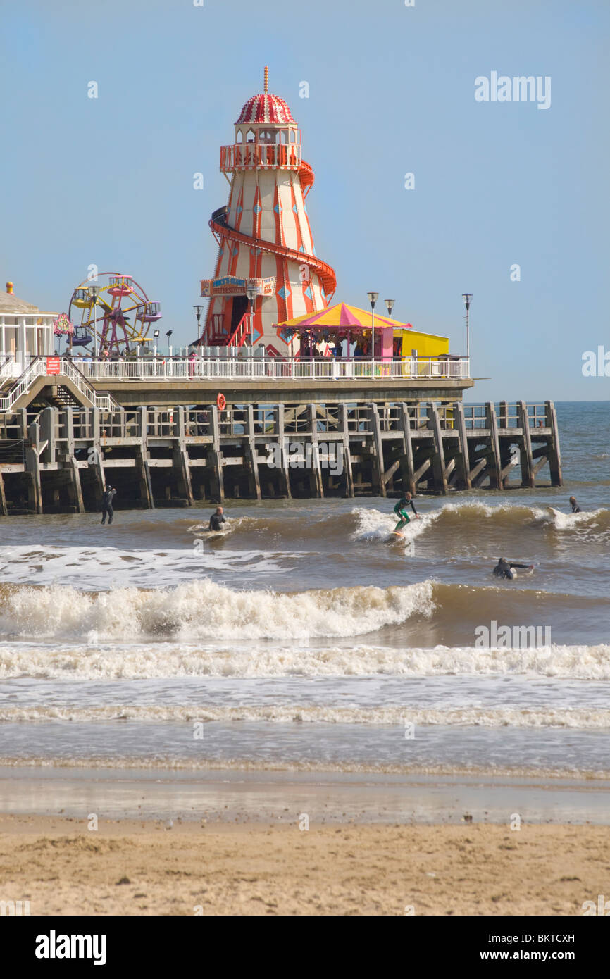 Surfen vor Bournemouth Beach vor Bournemouth pier Stockfoto