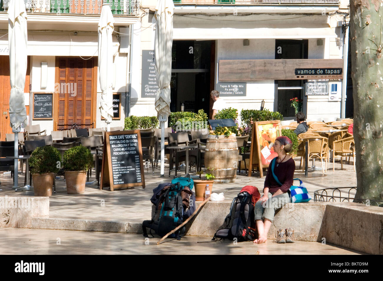 Ein Lady-Wanderer Erholung auf den wichtigsten Platz von Soller (Mallorca - Spanien). Randonneuse Se reposant Sur La Place Principale de Soller. Stockfoto