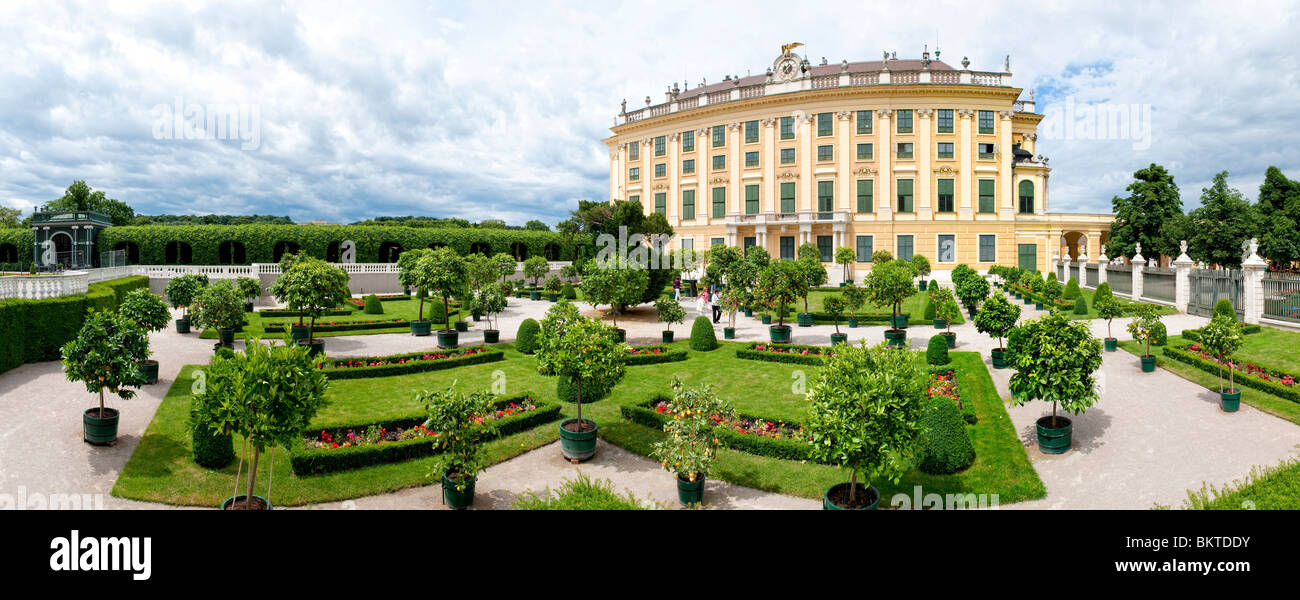 Schloß Schönbrunn Schloß Schloß Schloß Schloß Wien Österreich // WIEN, Österreich — Panoramaaufnahme des Schloß Schloß Schönbrunn in Wien, Österreich. Schloss Schönbrunn, ein prachtvolles barockes architektonisches Meisterwerk in Wien, war die ehemalige Sommerresidenz der Habsburger Monarchen. Heute gehören der Palast und seine weitläufigen Gärten zum UNESCO-Weltkulturerbe und ziehen jedes Jahr Millionen von Besuchern an, die seine historische und kulturelle Bedeutung schätzen. Stockfoto