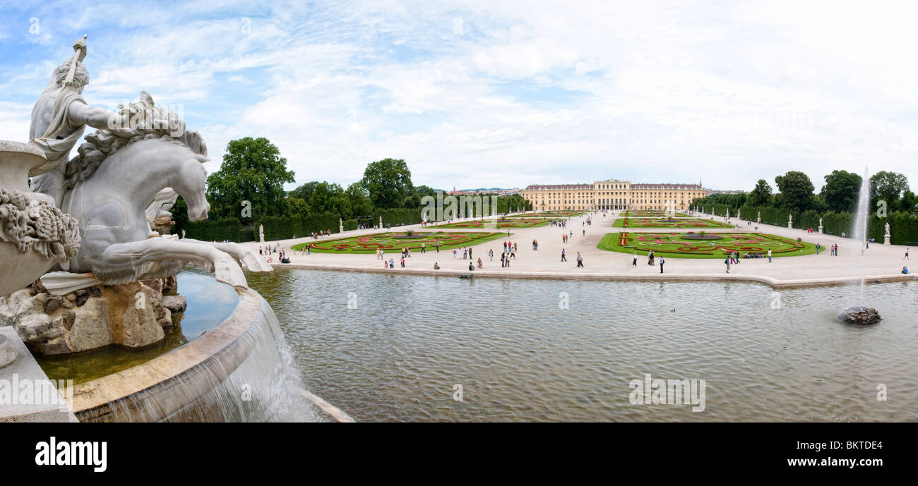 Schloss Schönbrunn Neptunbrunn Wien Österreich // WIEN, Österreich — Panoramaaufnahme des Neptunbrunnens auf Schloss Schönbrunn in Wien, Österreich. Schloss Schönbrunn, ein prachtvolles barockes architektonisches Meisterwerk in Wien, war die ehemalige Sommerresidenz der Habsburger Monarchen. Heute gehören der Palast und seine weitläufigen Gärten zum UNESCO-Weltkulturerbe und ziehen jedes Jahr Millionen von Besuchern an, die seine historische und kulturelle Bedeutung schätzen. Stockfoto