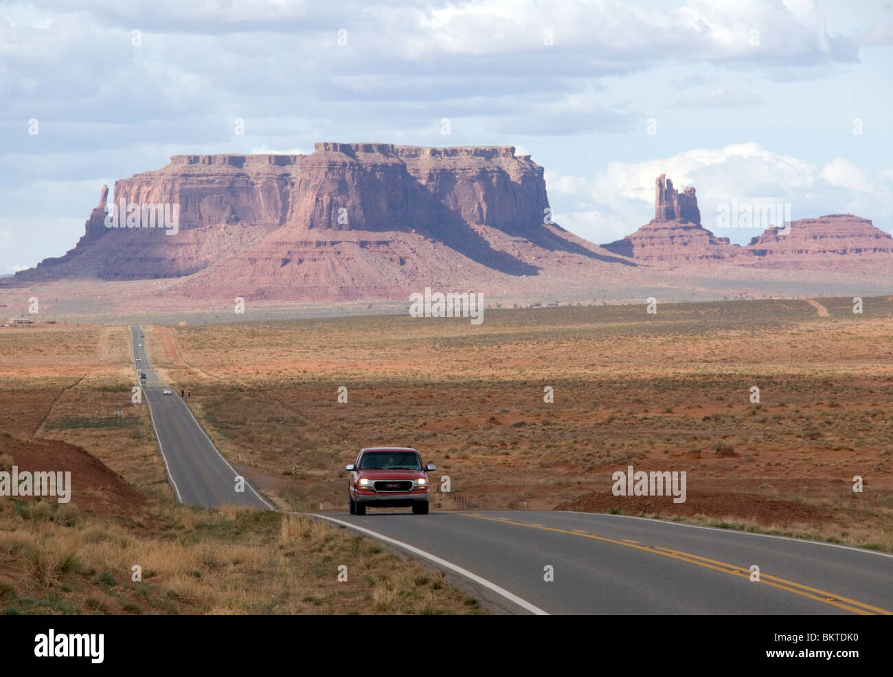 Autos fahren durch Monument Valley Highway 163 Arizona Utah Grenze USA Stockfoto