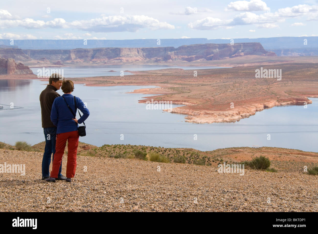 Paar mit Blick auf Lake Powell Glenn Canyon Recreation Area Utah USA Stockfoto