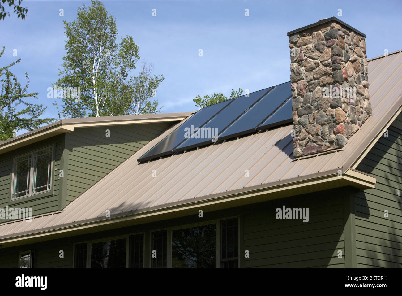 Solarzellen auf einer neu gebauten energiesparendes Haus Stockfoto