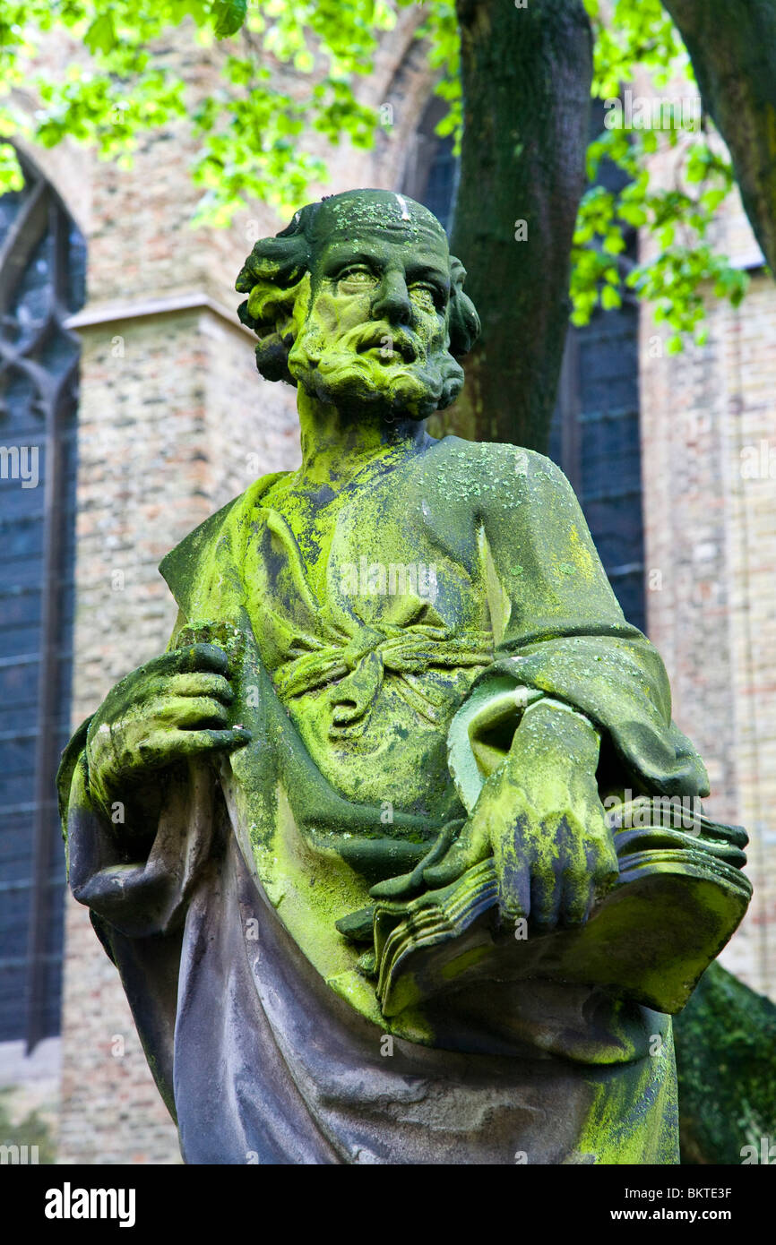 Alte Statue in Flechten bedeckt. Stockfoto