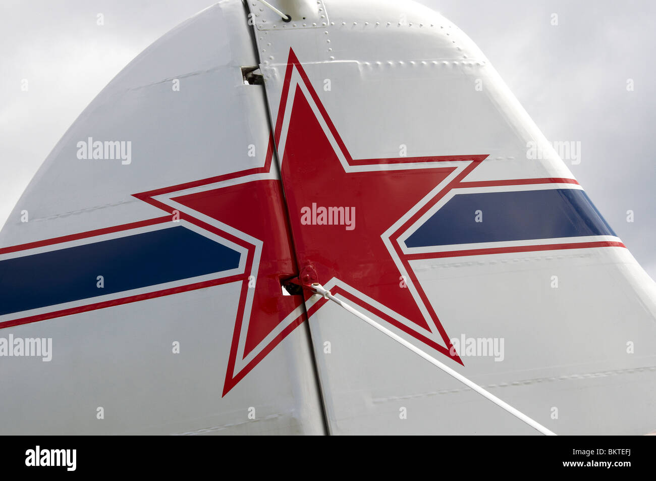 Russische Stern auf der Schwanzflosse eines Flugzeugs Yak Popham Airfield, Hampshire, England an einem "Fly-In" auf Montag, 3. Mai 2010. Stockfoto