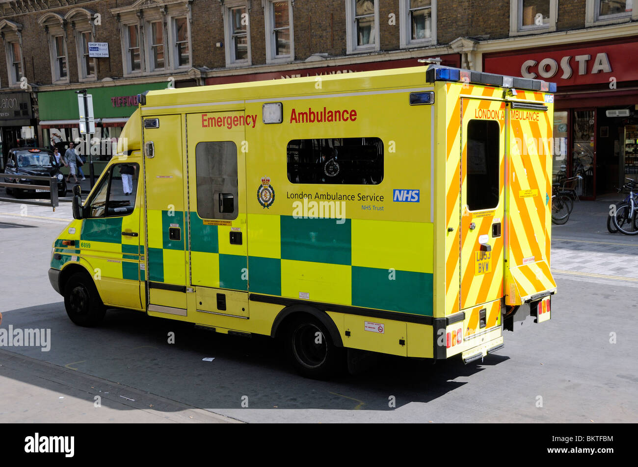 London-Notfall-Krankenwagen vor Liverpool Street Station England UK geparkt Stockfoto