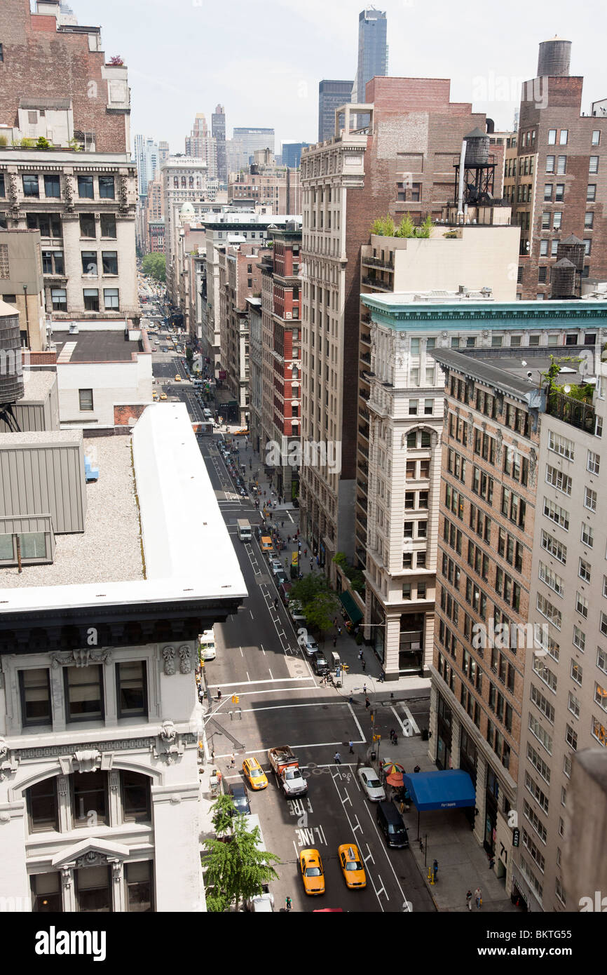 zeigen Sie uptown Blick hinunter auf verzierten ältere Mauerwerk gewerblich genutzten Gebäuden entlang der unteren Fifth Avenue oben 14th Street New York City an Stockfoto