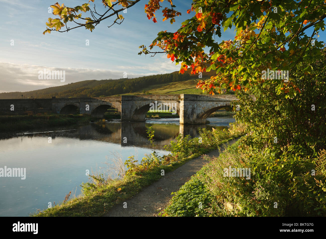 Einen Herbst Sonnenaufgang auf Burnsall Brücke in Wharfedale, Yorkshire Dales, England Stockfoto