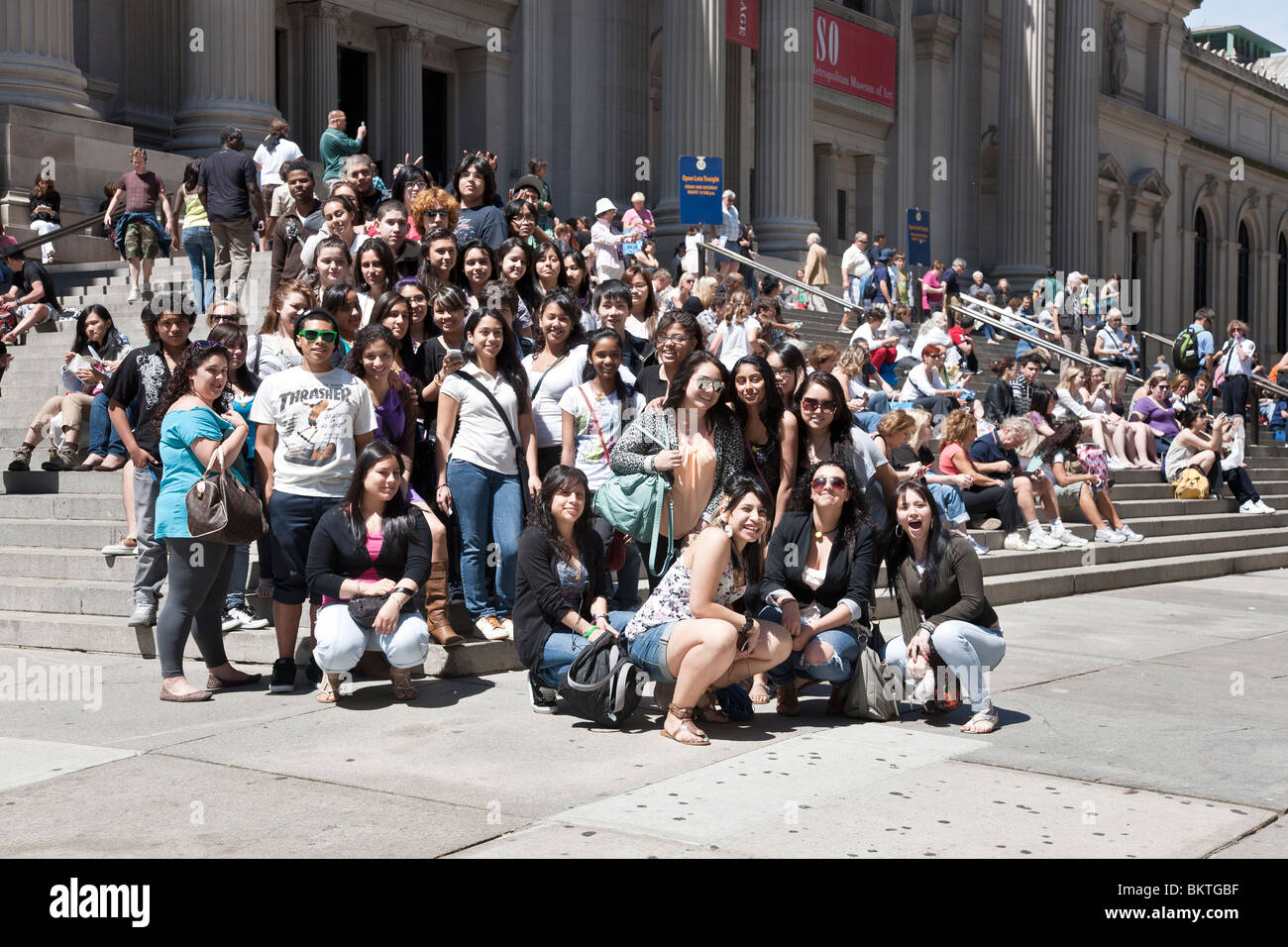 glückliche Gruppe von Multi ethnischen Teens von Queens berufliche Gymnasium Posen auf Stufen des Metropolitan Museum nach Museum Ausflug Stockfoto