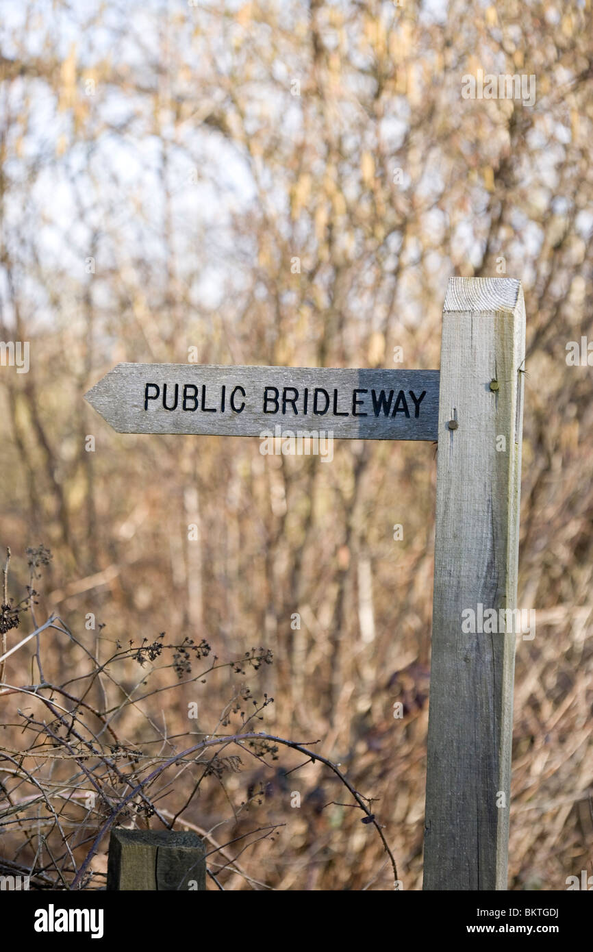 Am Wegesrand Wegweiser Schild mit der Aufschrift "Öffentliche Maultierweg". Surrey, England. Stockfoto