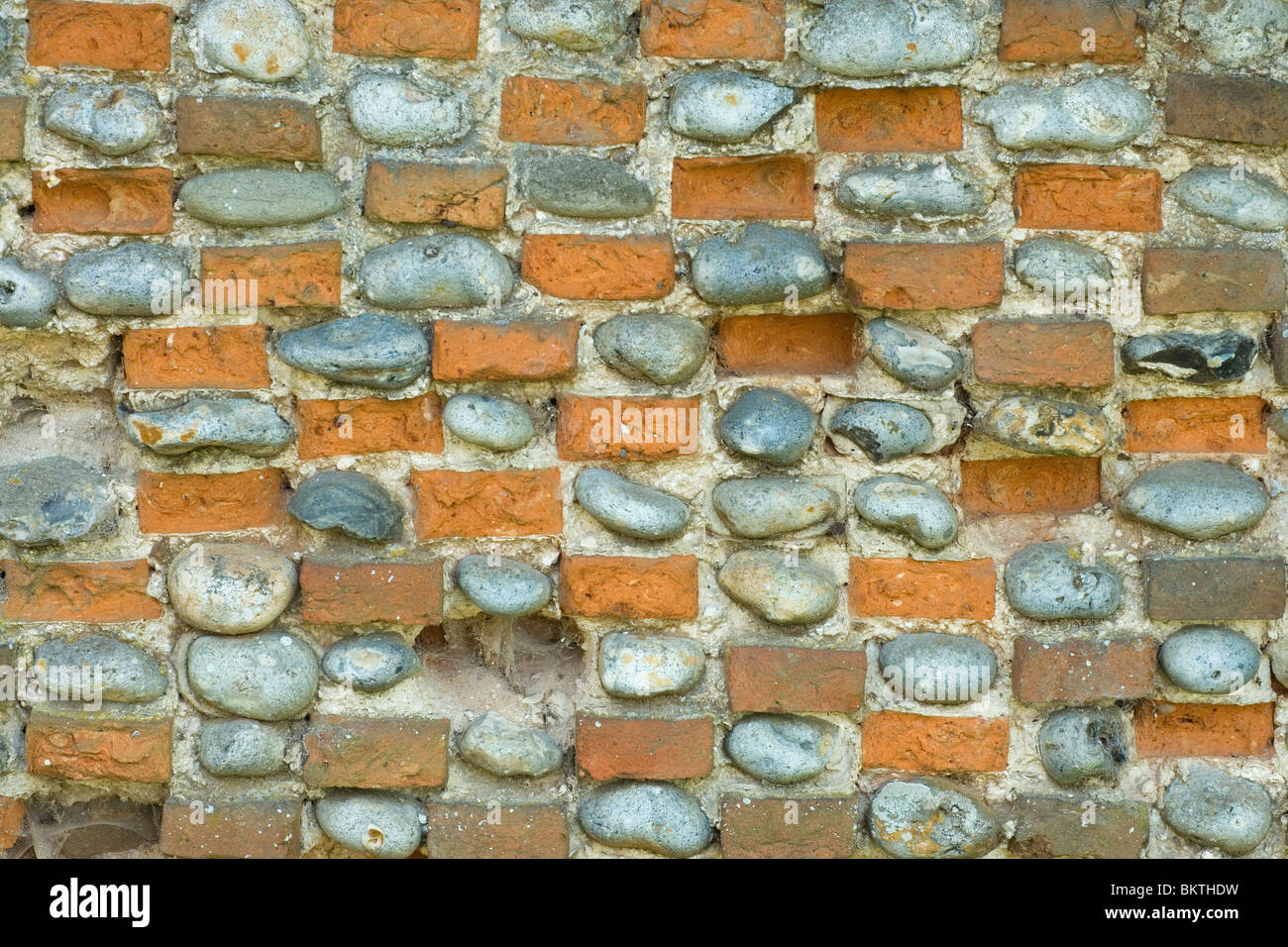 Feuersteine und Ziegel in Kalkmörtel gesetzt. Wand, Hickling, Norfolk, England. VEREINIGTES KÖNIGREICH. Stockfoto