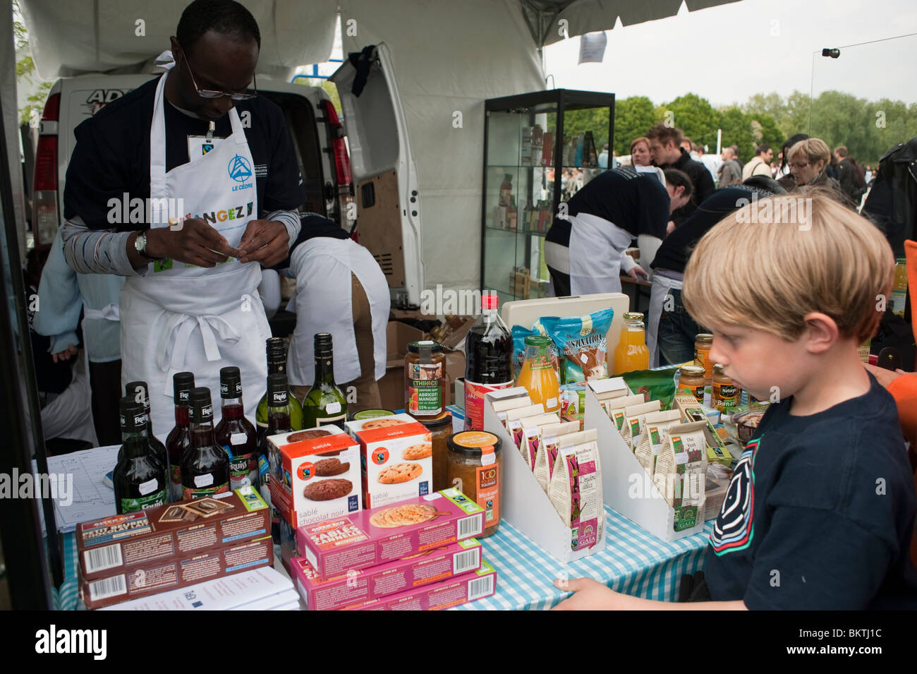 Feierlichkeiten zum Welttag des fairen Handels, La Villette Park, Kinder, Bio-Shopping im Food Shop, Straßenverkäufer, Parc de la Villette, Kinderstraßenverkäufer Stockfoto