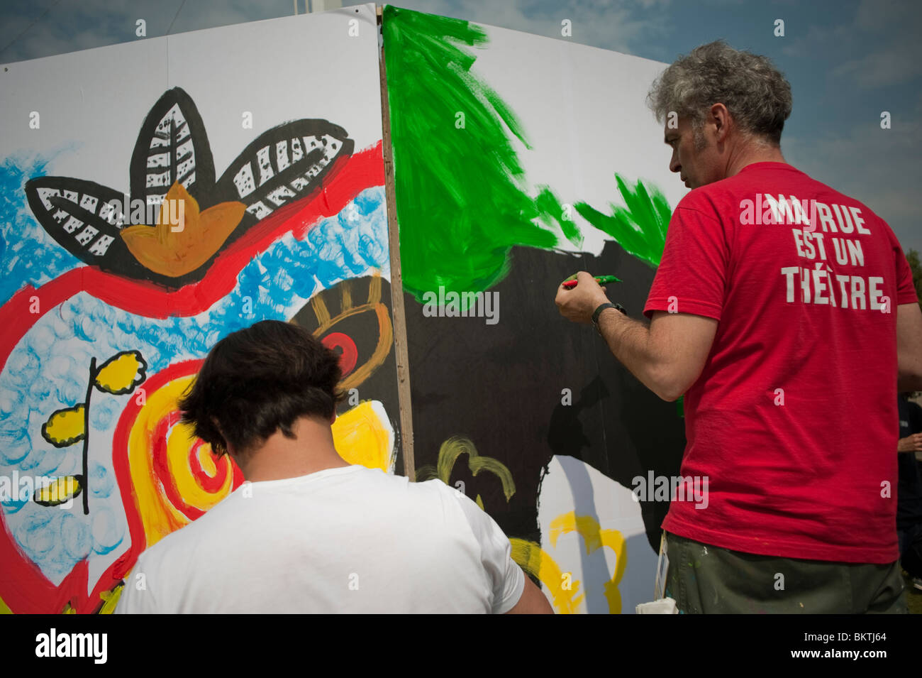Feier der Welt 'Fair Trade'-Tag, Rasen von La Villette Park, Männer Malerei Wand Graffiti Stockfoto