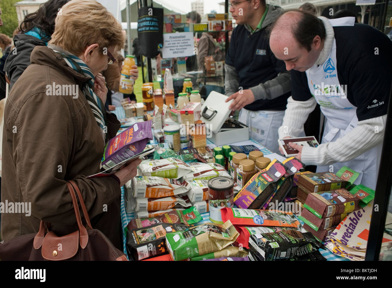 Feier des Welttages des Fairen Handels, mit Menschen, die im Fair Trade Food Shop einkaufen, auf dem Lawn of La Villette Park Festival Stockfoto